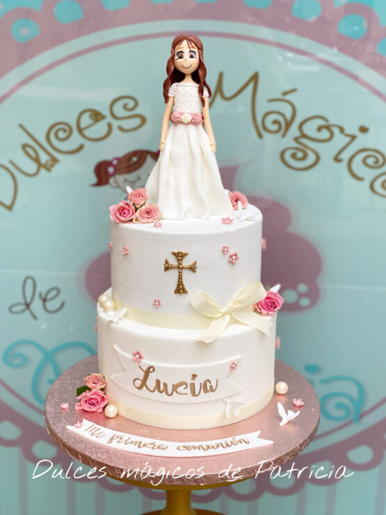 Tarta decorada comunión con muñeca personalizada