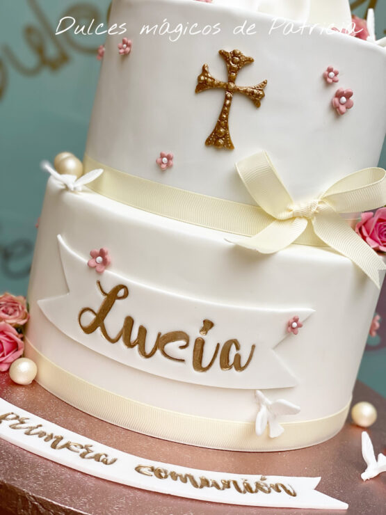 Tarta decorada comunión con muñeca personalizada