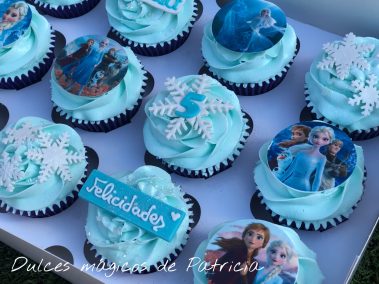 Cupcakes decorados temática Frozen