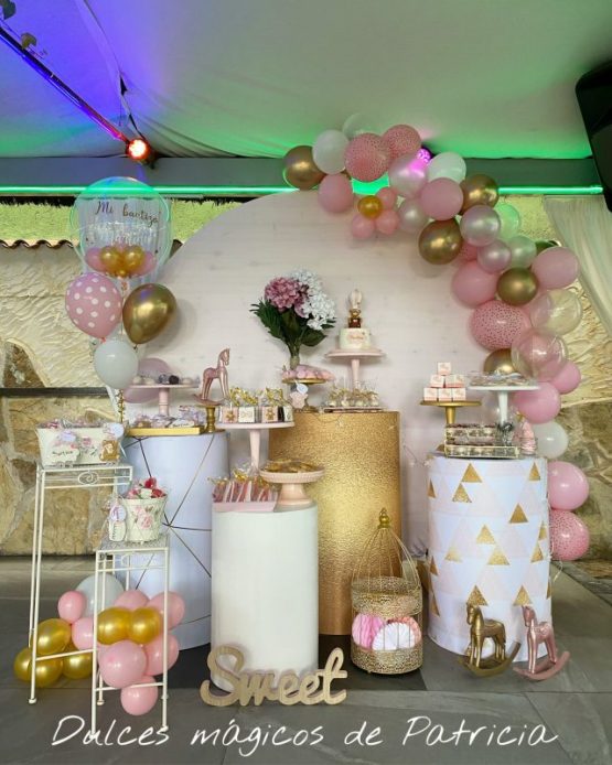 mesa dulce y decoración globos bautizo alcalá