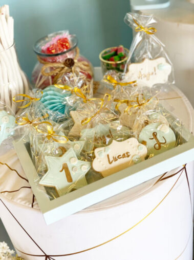 Mesa dulce y decoración con globos azul y blanco bautizo alcalá de henares