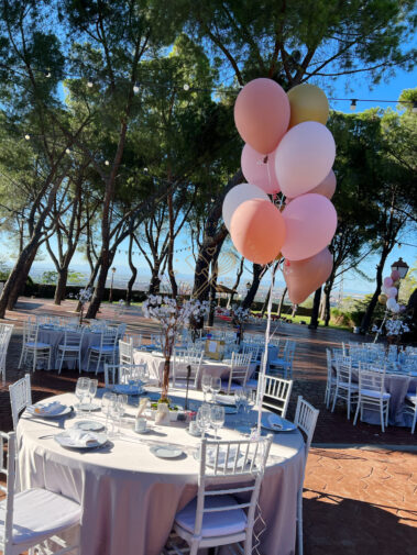 Globos en mesa de boda