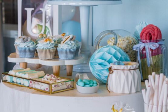 Mesa dulce y decoración con globos azul y blanco bautizo alcalá de henares
