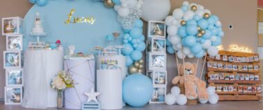 Mesa dulce y decoración con globos azul y blanco bautizo alcalá de henares