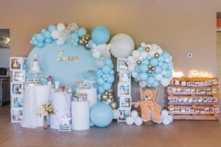 Mesa dulce y decoración con globos azul y blanco bautizo alcalá de henares