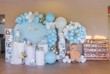Mesa dulce y decoración con globos azul y blanco bautizo alcalá de henares