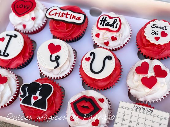 Cupcakes decorados temática boda love