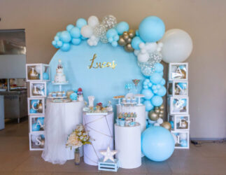 Mesa dulce y decoración con globos azul y blanco bautizo alcalá de henares