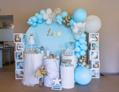 Mesa dulce y decoración con globos azul y blanco bautizo alcalá de henares