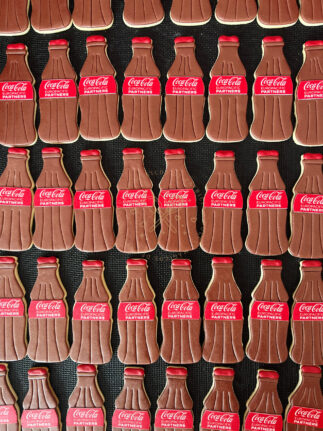 Galletas corporativas coca-cola con forma de botella
