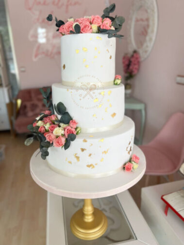 Tarta boda flor natural y oro comestible
