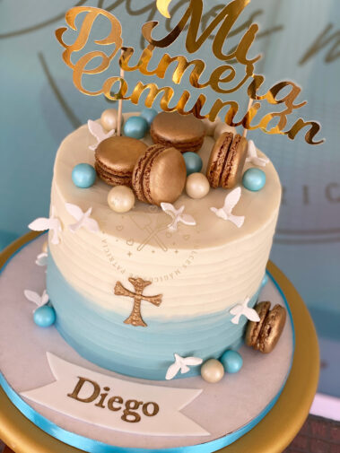 Tarta decorada comunión tonos azules