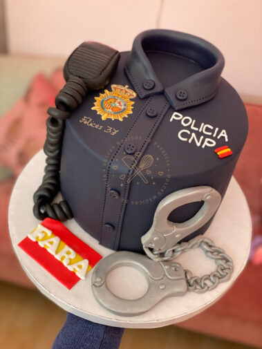 Tarta decorada camisa de policia nacional