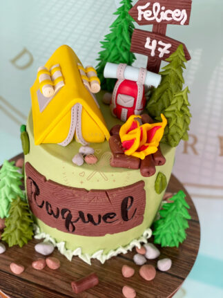Tarta decorada campamento