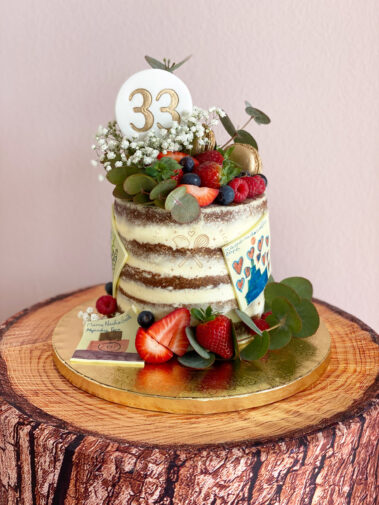 Tarta decorada frutas y flores naturales