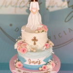 Tarta decorada comunión con muñeca