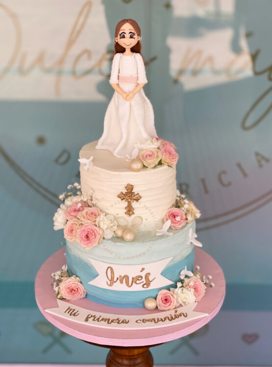 Tarta decorada comunión con muñeca