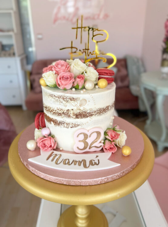 Tarta decorada semidesnuda con flor natural