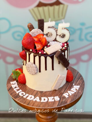 Tarta decorada drip cake chocolate fresa