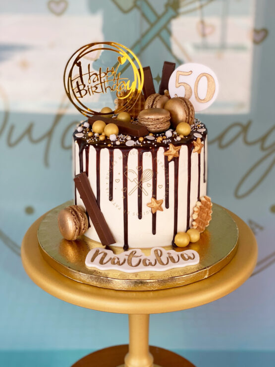 Tarta decorada Drip cake en tonos oro