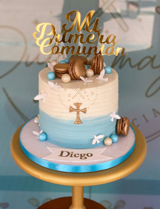 Tarta decorada comunión tonos azules