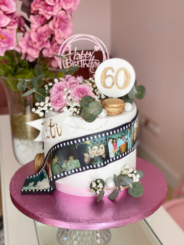 Tarta decorada flores naturales y carrete de fotos