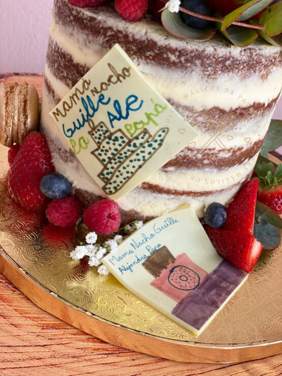 Tarta decorada frutas y flores naturales