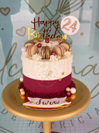 Tarta decorada dripcake con macarons