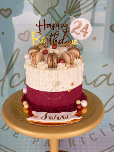 Tarta decorada dripcake con macarons