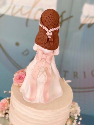 Tarta decorada comunión con muñeca