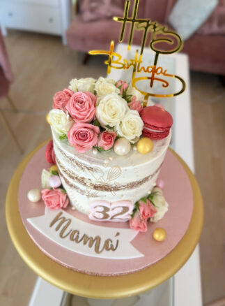 Tarta decorada semidesnuda con flor natural