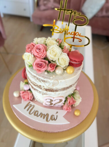 Tarta decorada semidesnuda con flor natural