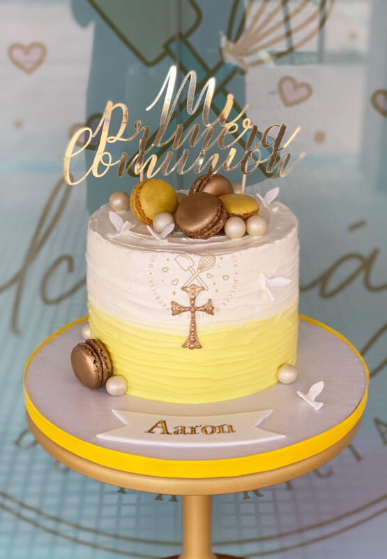Tarta decorada comunión tonos amarillos