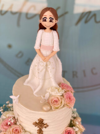 Tarta decorada comunión con muñeca