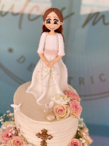 Tarta decorada comunión con muñeca