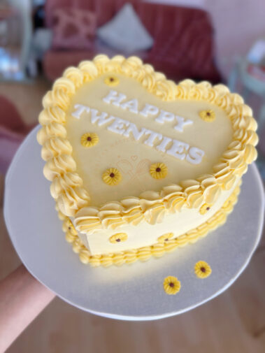 Tarta corazón amarilla