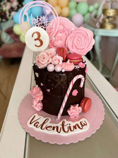 Tarta decorada en color rosa