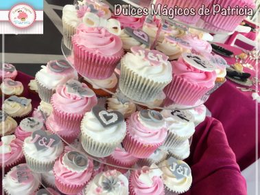 Torre cupcakes para una boda a juego con la tarta