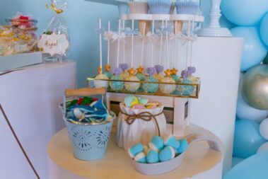 Mesa dulce y decoración con globos azul y blanco bautizo alcalá de henares