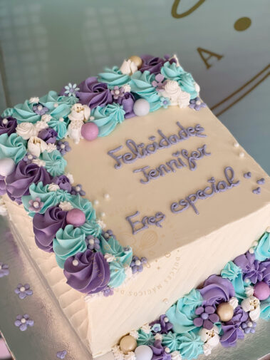 Tarta decorada cuadrada con flores