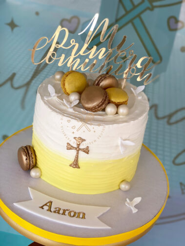 Tarta decorada comunión tonos amarillos