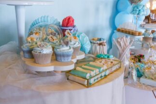 Mesa dulce y decoración con globos azul y blanco bautizo alcalá de henares