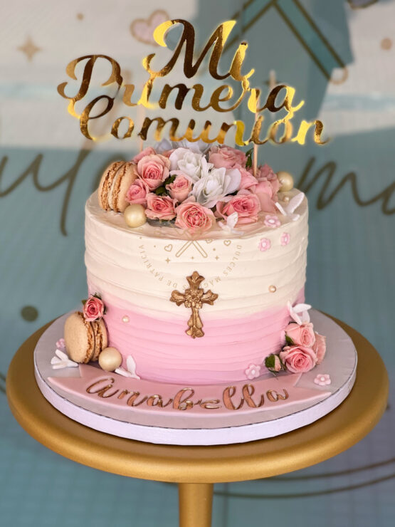 Tarta decorada comunión tonos rosas