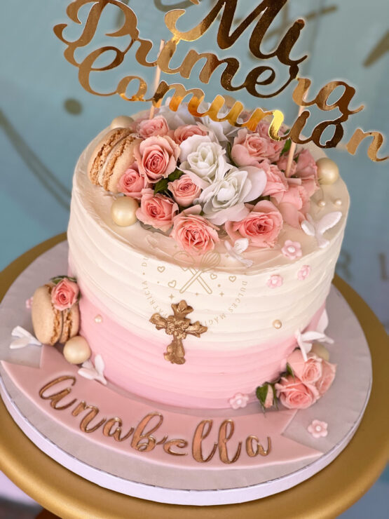 Tarta decorada comunión tonos rosas