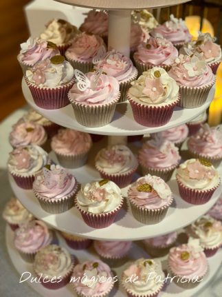 Torre cupcakes para una boda a juego con la tarta