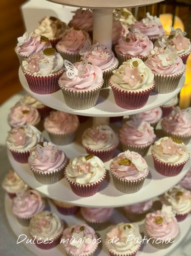 Torre cupcakes para una boda a juego con la tarta