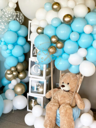 Mesa dulce y decoración con globos azul y blanco bautizo alcalá de henares