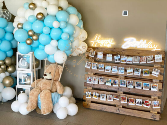 Mesa dulce y decoración con globos azul y blanco bautizo alcalá de henares