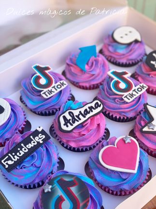 Cupcakes decorados temática tik tok