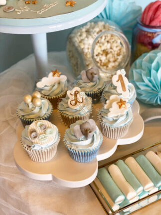 Mesa dulce y decoración con globos azul y blanco bautizo alcalá de henares